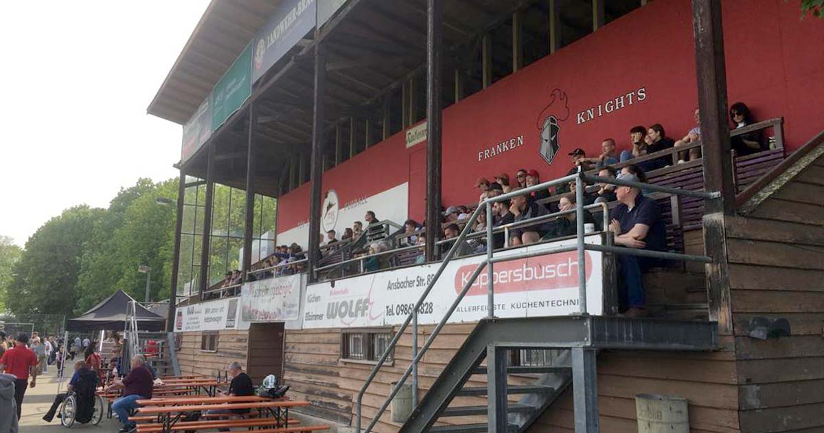 Bierkönigin Tina beim Football der Franken Knights